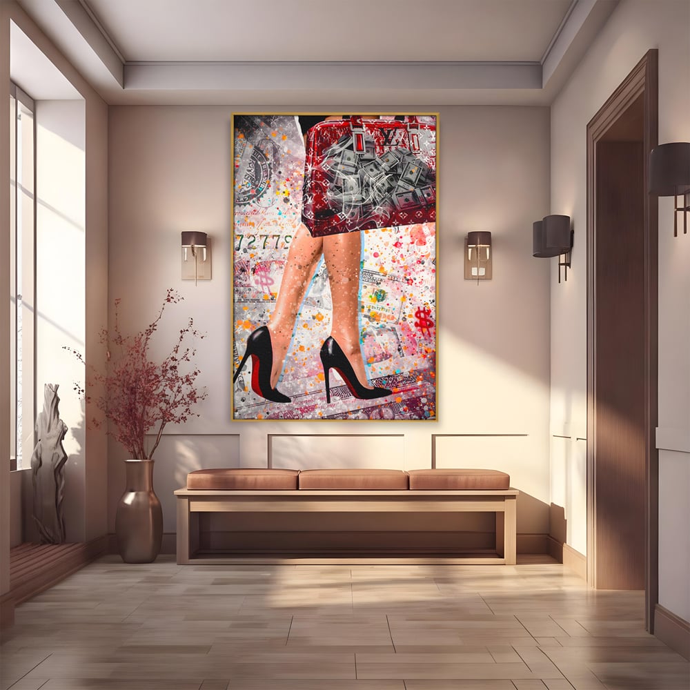 Tablou canvas cu tablou canvas cu silueta feminina si geanta rosie, in rama de aluminiu auriu